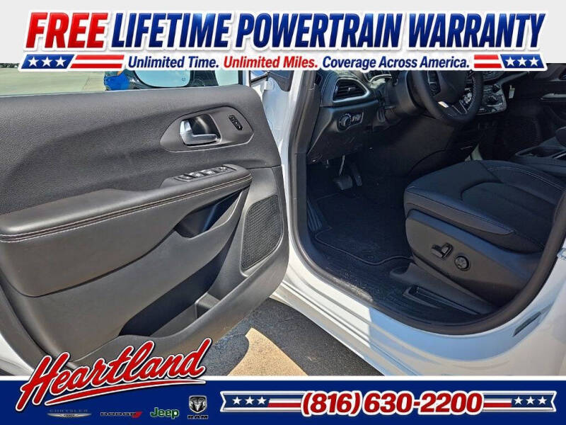 2027 Chrysler Pacifica Select