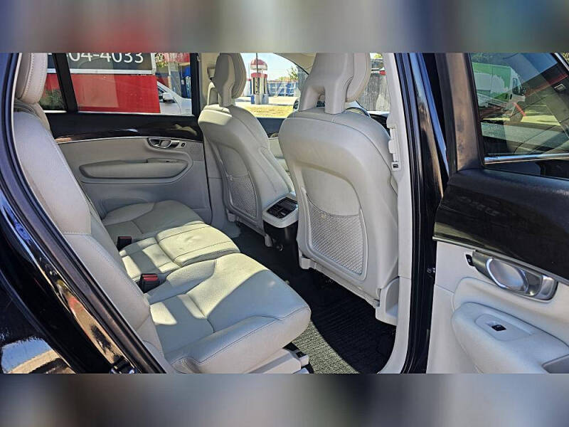 2017 Volvo XC90 T6 Momentum