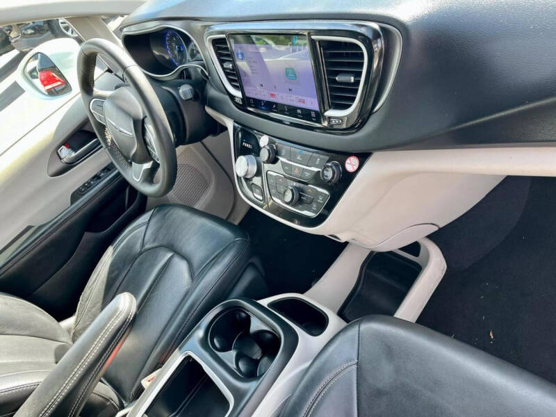 2022 Chrysler Pacifica Touring L photo 13