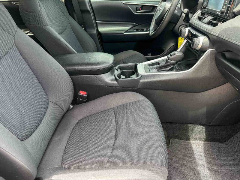 2020 Toyota RAV4 LE