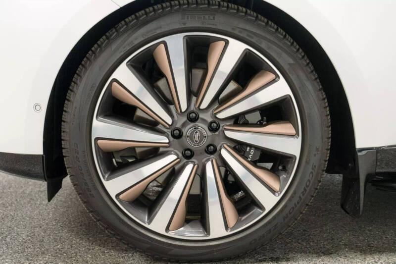 2024 Land Rover Range Rover P615 SV LWB