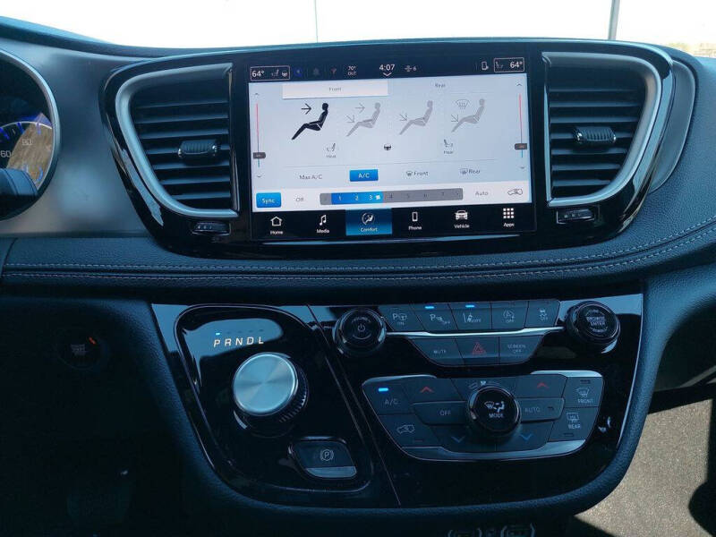 2025 Chrysler Pacifica Select