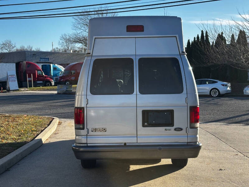 2005 Ford Econoline Wagon XL photo 6