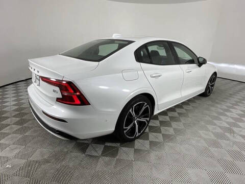 2024 Volvo S60 B5 Plus Dark Theme