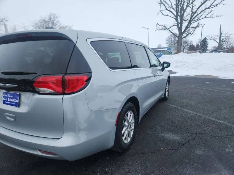 2024 Chrysler Voyager LX