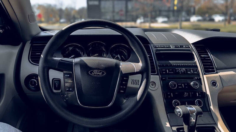 2011 Ford Taurus SE