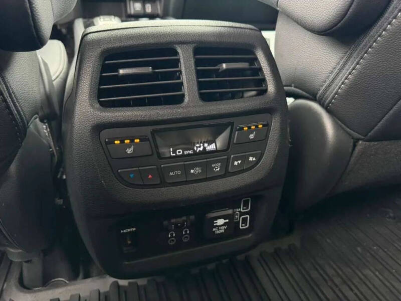 2022 Honda Pilot Touring w/Rear Captain's Chairs