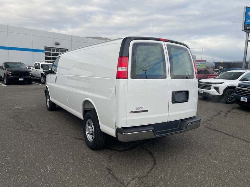 2025 Chevrolet Express 3500