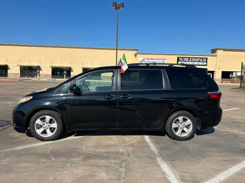 2015 Toyota Sienna LE photo 19