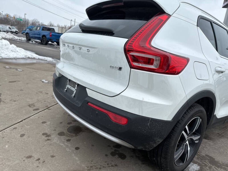 2025 Volvo XC40 B5 Core Bright Theme