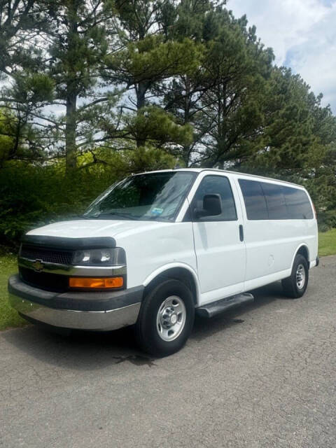 2016 Chevrolet Express Passenger LS's photo