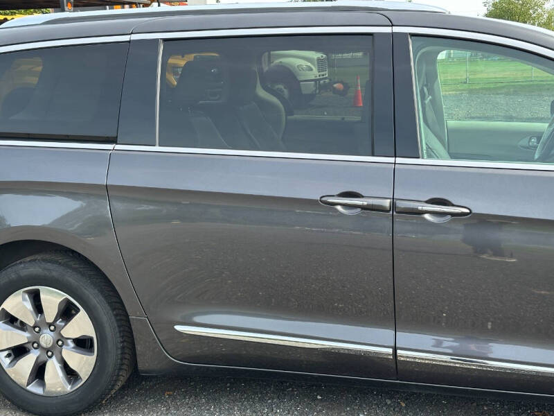 2017 Chrysler Pacifica Hybrid Platinum