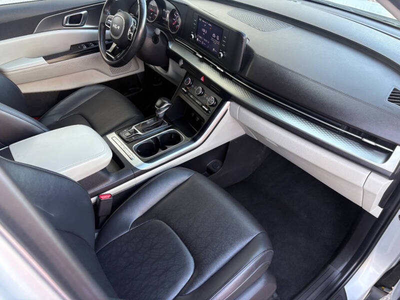 2022 Kia Carnival LX