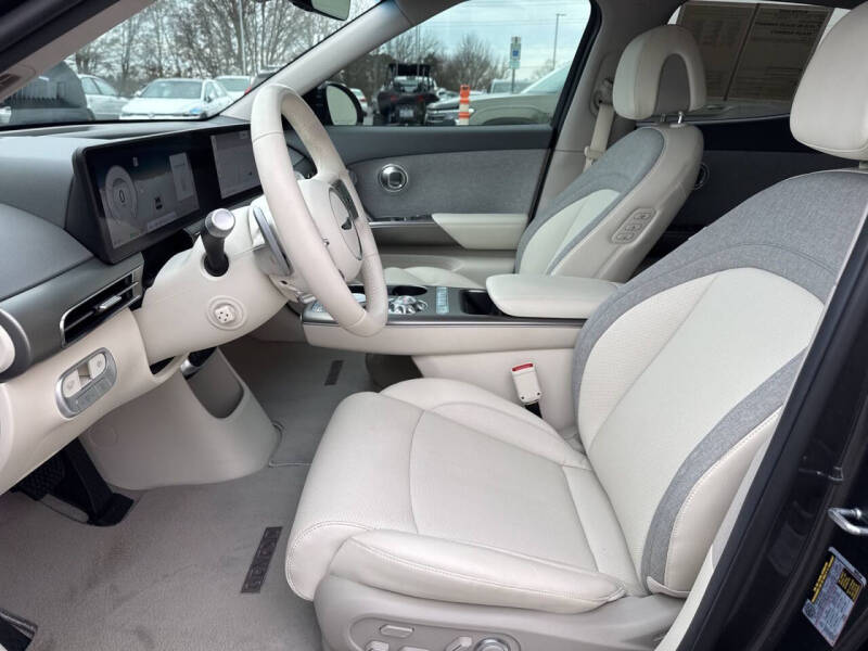 2024 Genesis GV60 Standard