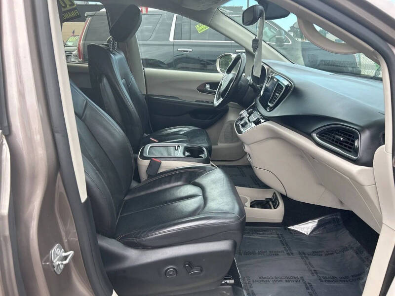 2017 Chrysler Pacifica Touring-L Plus