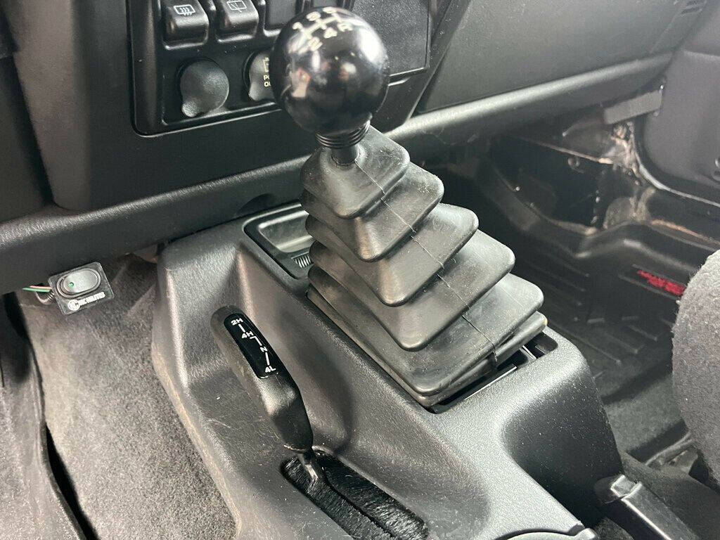 2004 Jeep Wrangler 33