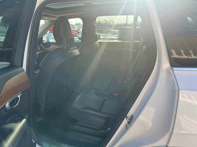 2022 Volvo XC90 T6 Momentum 7-Passenger