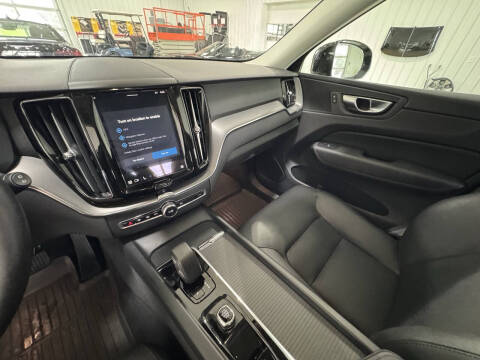 2024 Volvo XC60 B5 Core Dark Theme