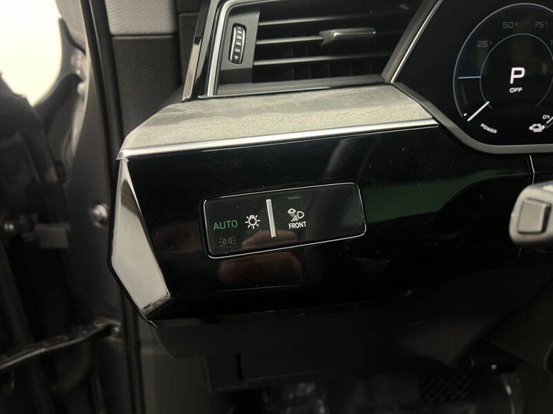 2022 Audi e-tron quattro Premium Plus