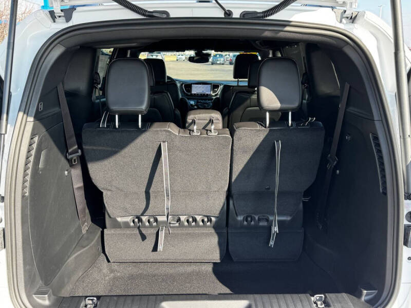 2026 Chrysler Pacifica Select