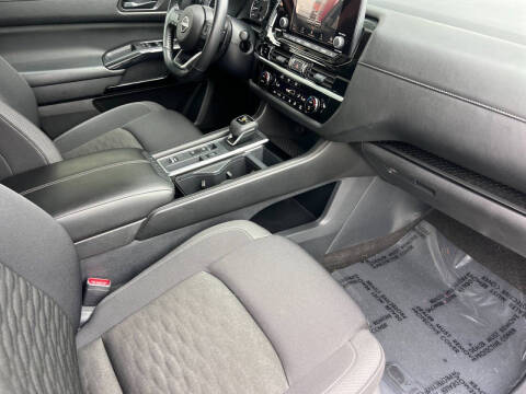 2025 Nissan Pathfinder SV