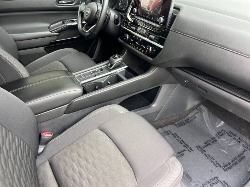 2025 Nissan Pathfinder SV