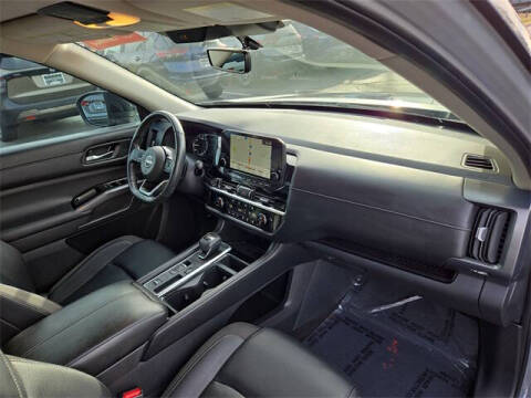 2023 Nissan Pathfinder SL