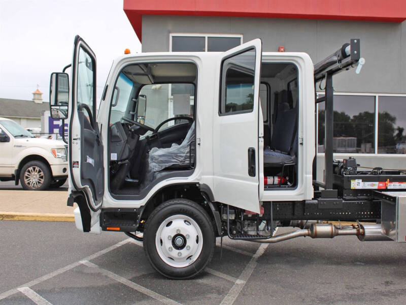 2025 Isuzu NRR