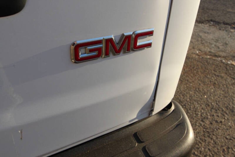 2020 GMC Savana Passenger LS photo 31