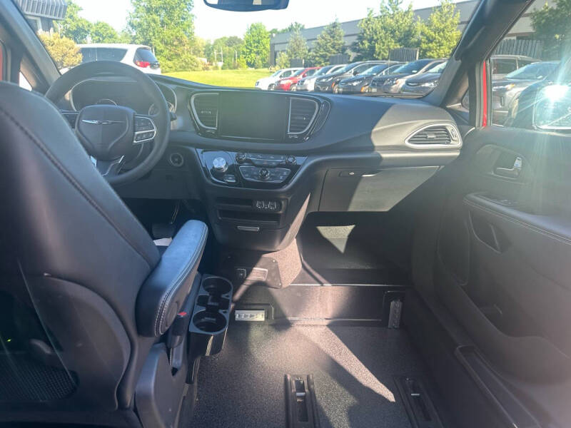 2025 Chrysler Pacifica Select