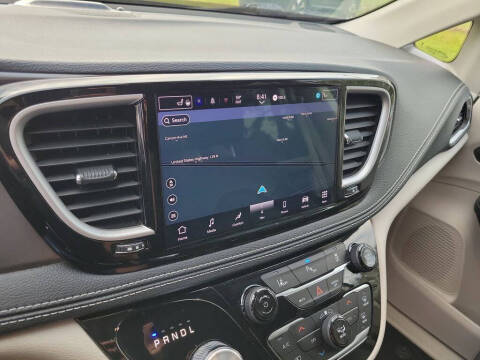 2024 Chrysler Pacifica Plug-In Hybrid Select