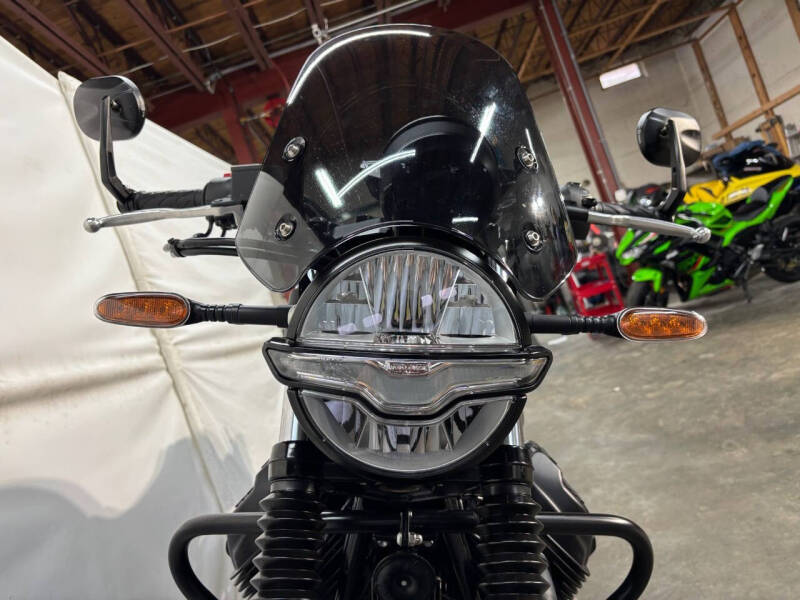 2022 Moto Guzzi V7 Stone