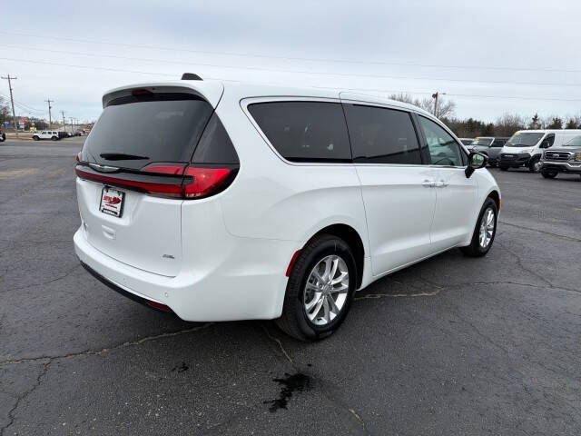 2026 Chrysler Pacifica Select