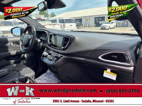 2027 Chrysler Pacifica Select