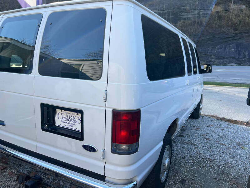 2008 Ford E-Series Econoline Wagon XLT photo 5