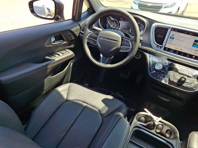 2027 Chrysler Pacifica Select