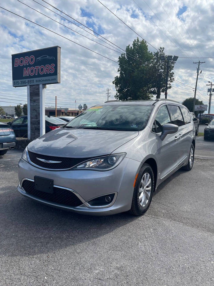 2017 Chrysler Pacifica Touring-L's photo