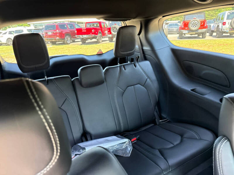 2027 Chrysler Pacifica Select