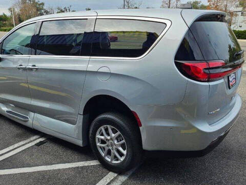 2024 Chrysler Pacifica Touring L