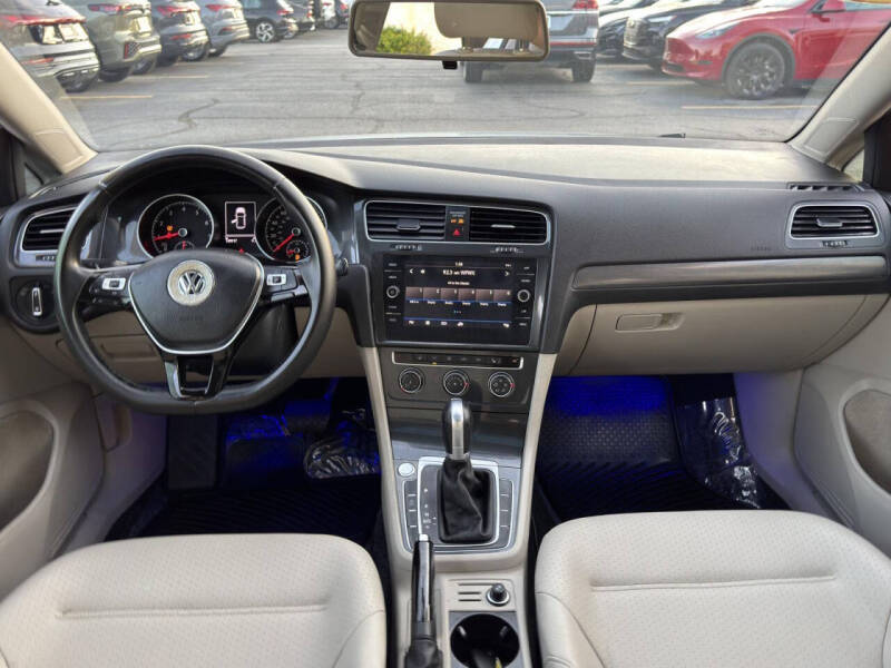 2019 Volkswagen Golf SE