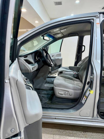 2017 Toyota Sienna LE 8-Passenger