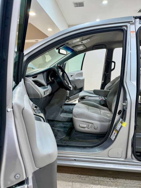 2017 Toyota Sienna LE 8-Passenger