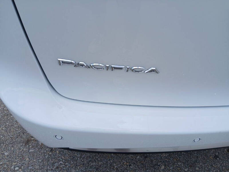 2027 Chrysler Pacifica Select