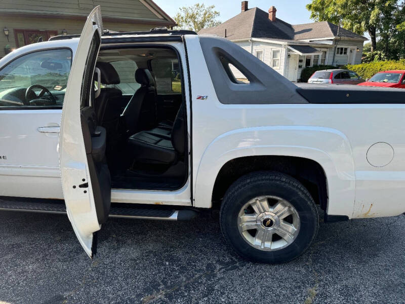 2011 Chevrolet Avalanche LT photo 19