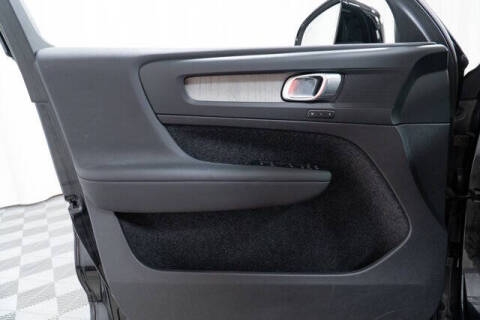 2023 Volvo XC40 B5 Plus Bright Theme