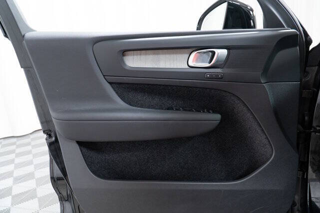 2023 Volvo XC40 B5 Plus Bright Theme