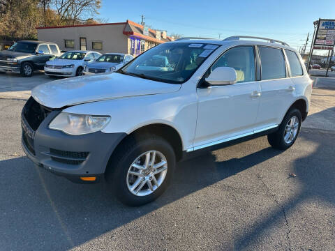 2010 Volkswagen Touareg for sale at Diana Rico LLC in Dalton GA