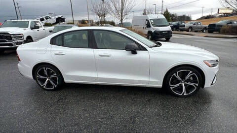 2024 Volvo S60 B5 Core Dark Theme