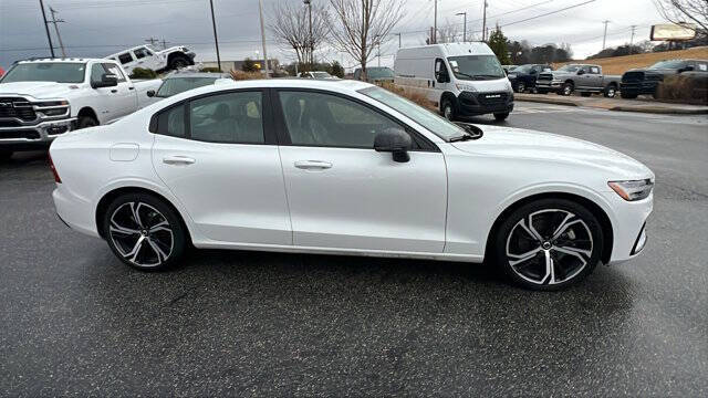 2024 Volvo S60 B5 Core Dark Theme