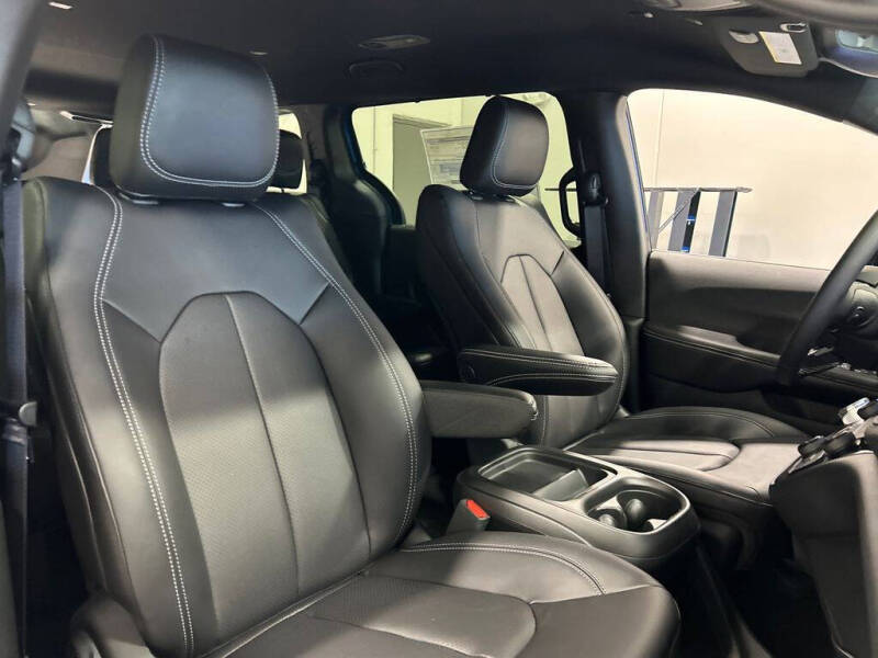 2027 Chrysler Pacifica Select
